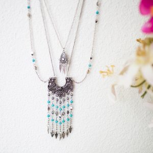 Bohemiskt Halsband med Blommigt Mönster och Spetsar